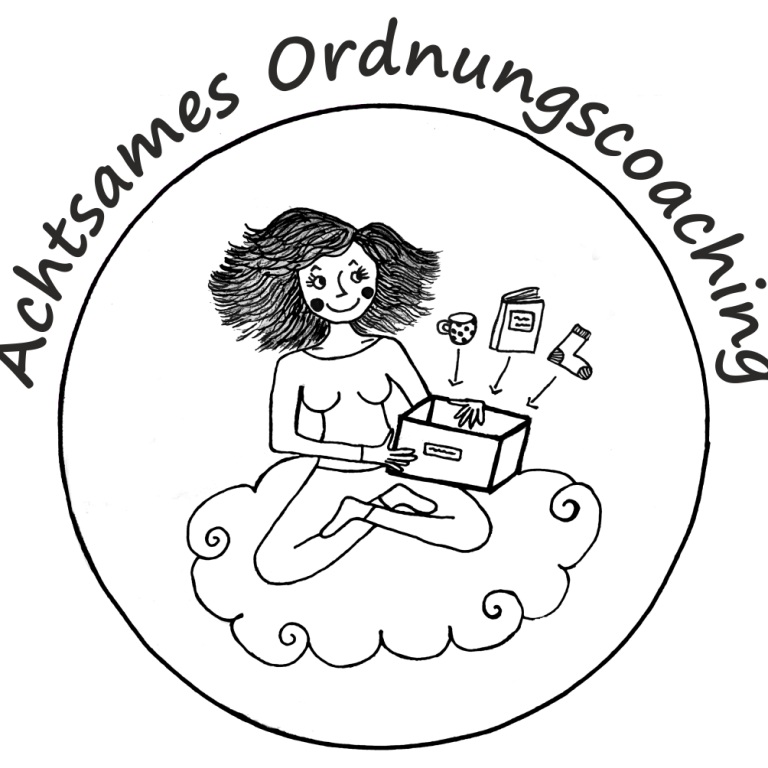 Logo I achtsames Ordnen Frau sitzt auf Wolke und hält eine Kiste in der Hand